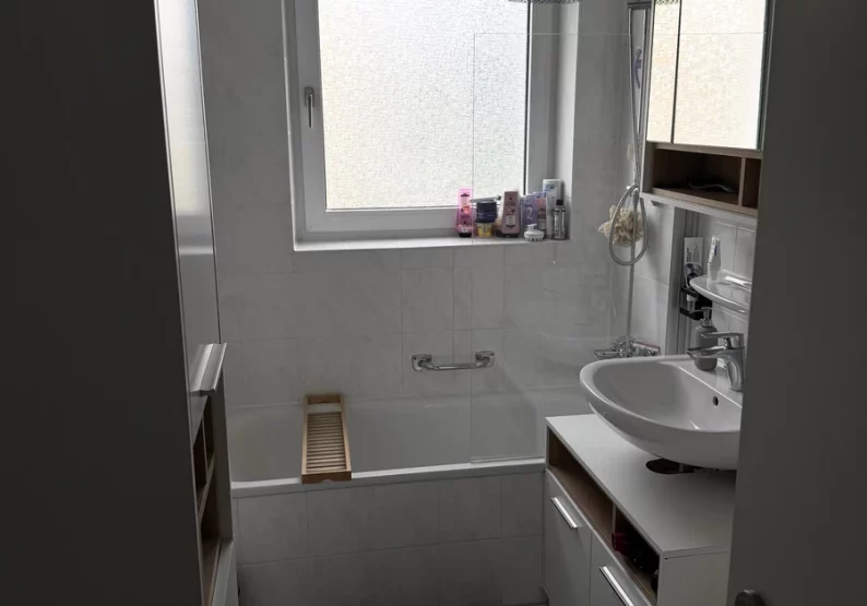 Tageslichtbad mit Badewanne